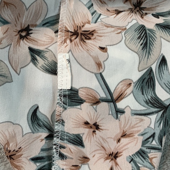 Colosseum Collection Floral Tank Top - Picture 4 of 6